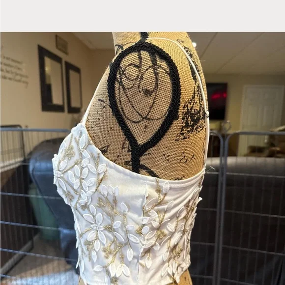White and gold 3D floral corset style zip up back crop top - Picture 3 of 7